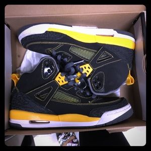 Girls/ unisex Jordan’s size 4.5 9/10 cond.